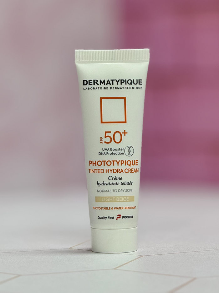 کرم ضد آفتاب رنگی پوست خشک درماتیپیک SPF50+ بژ طبیعی آبرسان قوی کرم ضد آفتاب رنگی پوست خشک درماتیپیک SPF50+ بژ طبیعی آبرسان قوی