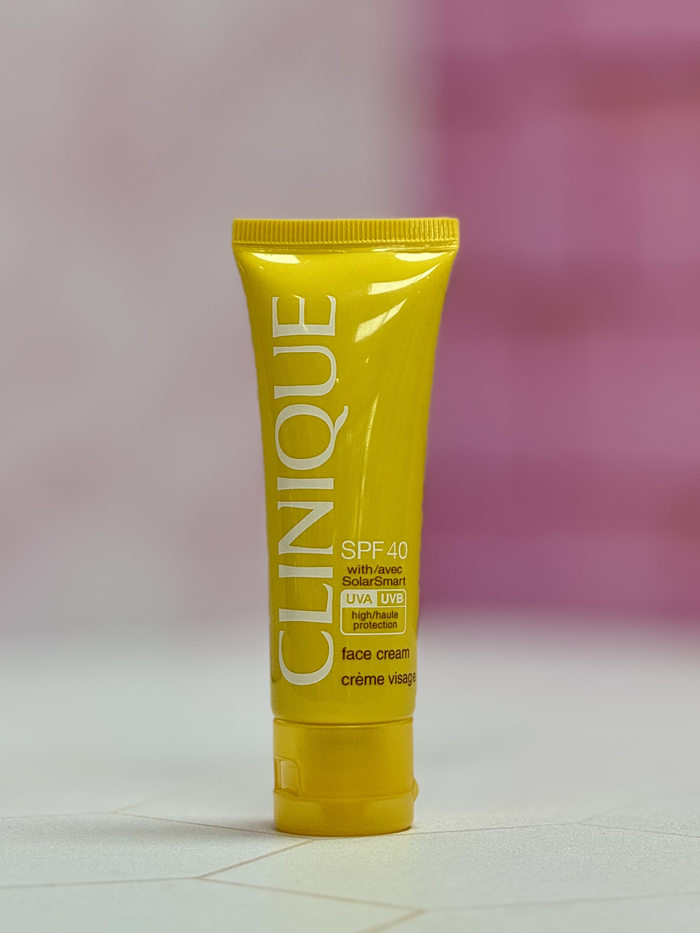 کرم ضد آفتاب صورت کلینیک SPF40 حجم ۵۰ میل کرم ضد آفتاب صورت کلینیک SPF40 حجم ۵۰ میل